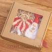 Box świąteczny z makramy czerwony w ozdobnym pudełku