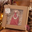 Anioł z makramy czerwony w ozdobnym pudełku – personalizacja Święta Bożego Narodzenia